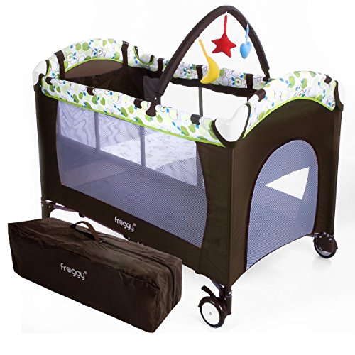 Froggy® Kinderreisebett Babybett mit Schlafunterlage, Wickelauflage, Spielbogen, Transporttasche, höhenverstellbar, 120 x 60 cm in Braun